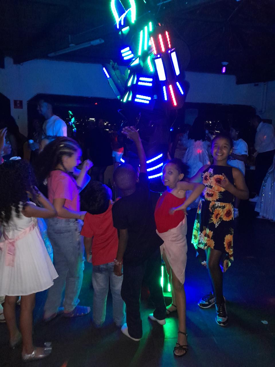Robô de LED dançando com convidados