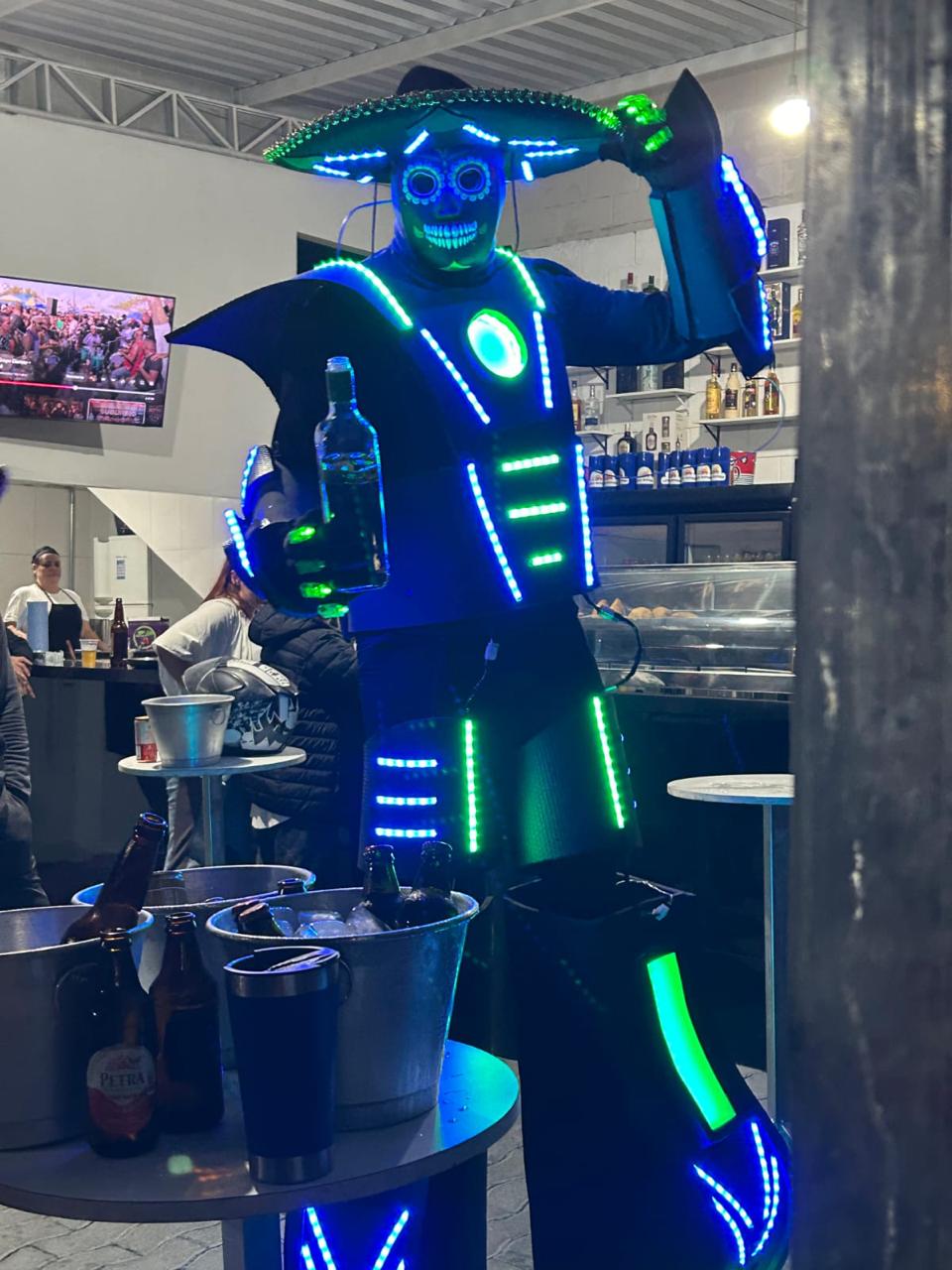 Robô de LED servindo drinks no bar do evento